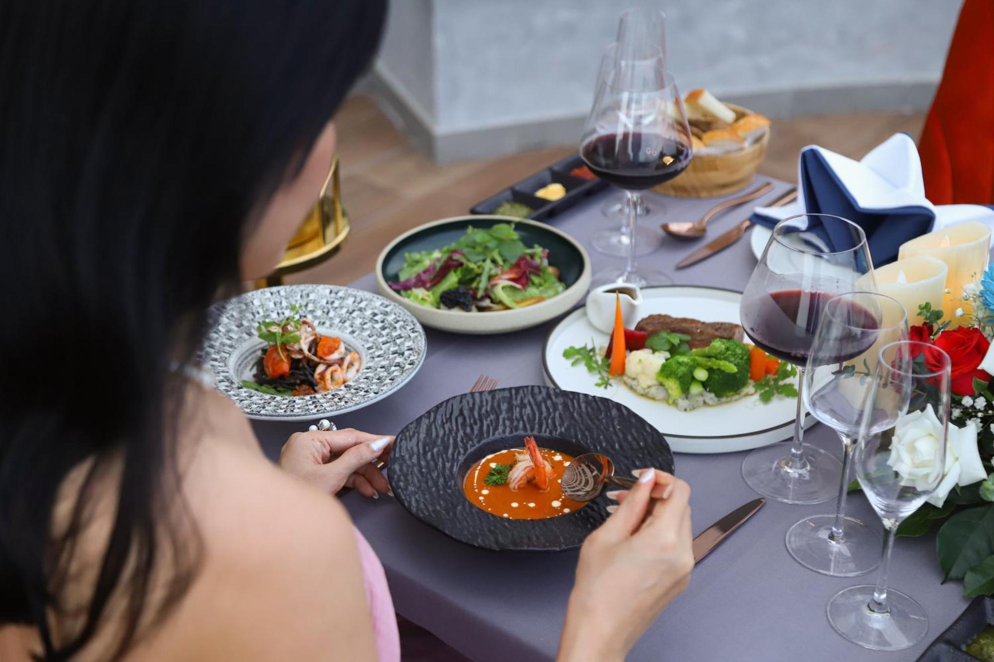 Vias Hotel Vung Tau - Transportation Included Exterior photo A woman eating a meal