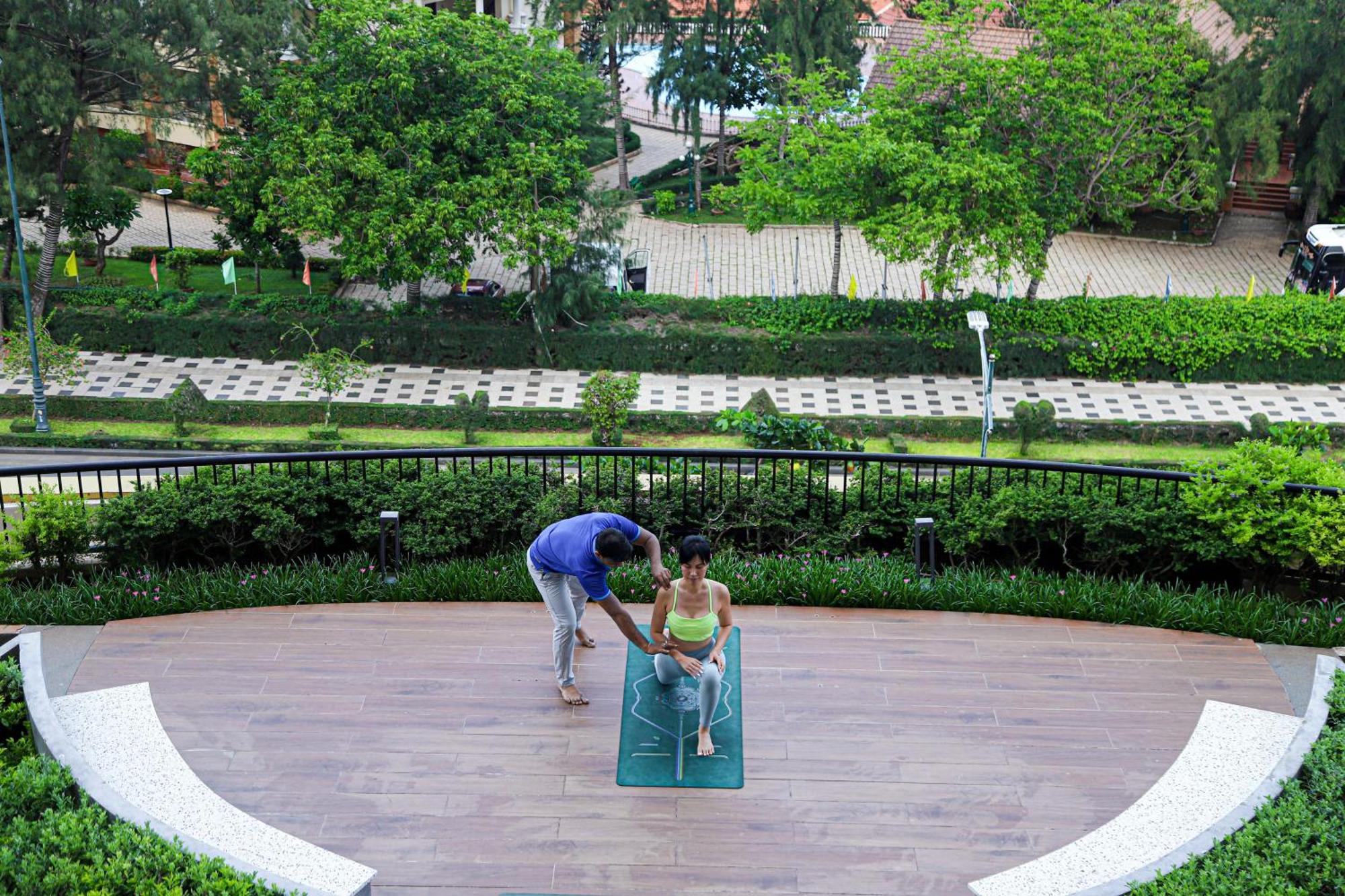 Vias Hotel Vung Tau - Transportation Included Exterior photo A woman practices yoga at the park